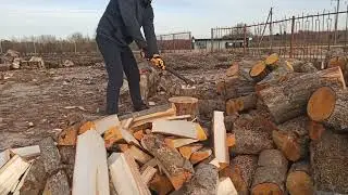 Колка дров колуном fiskars x25 в деревне. Зарядка. #fiskars #firewood #tiktok #village #shorts