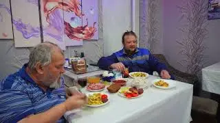 Самая добродушная деревенская семья обедает за столом и трудится на своем земельном участке каждый