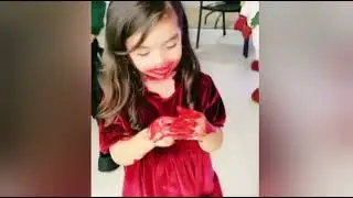 Salome se maquilla a escondidas.