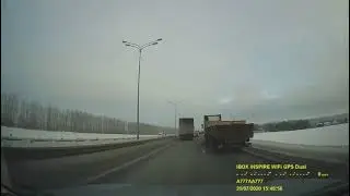 Упал дорожный знак