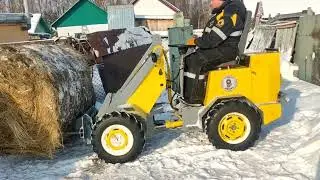 Минипогрузчик возим тюки сена