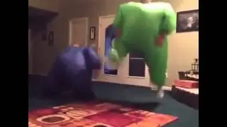 Зеленый чувак жгет 6 sec