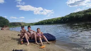 Синички с другом веселятся на пляже