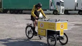 Box cargo sur vélo triporteur pendulaire