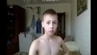 ШКОЛЬНИК В ТРУСАХ УЧИТ ПАРКУРУ В ДОМАШНИХ УСЛОВИЯХ