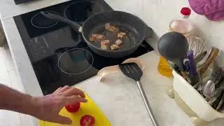 Мой любимый завтрак. Яичница с салом и помидорами на сливочном масле.