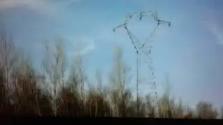 UN   PYLONE   ÉLECTRIQUE   S  ÉCROULÉ