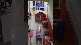 Serem atap rumah roboh, hampir menimpa anak ini