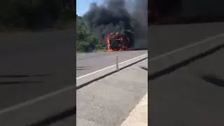 Derbentbaşi köyü rampasında iş makinesi yandı soğutma devam ediyor .