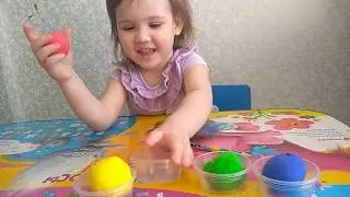 Алиса лепит разноцветных мишек из пластилина