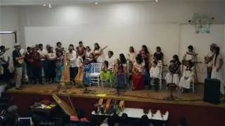 La enseñanza de los mas pequeños tocando el arpa