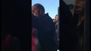 Прекрасный Иджеван Пела с большой гордостью в честь уважаемого человека,хвала его семье и сыну.