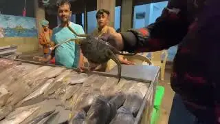 Seafood in Pakistan | PRAWNS CRABS & FISH MARKET KARACHI | Rashid Bengali | kemari street food