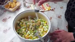 САЛАТ с крабовыми палочками и кукурузой. Простой, быстрый и очень вкусный салат.