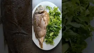 Запечённая Дорадо с салатом из рукколы.