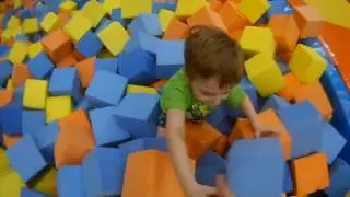 Саша в  батутном парке 