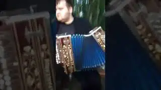 Вятский гармонист Антон Малышев в Измайловском парке.