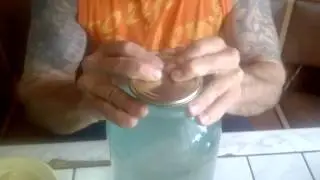 Как открыть банку без  открывашки открывалки ножа :))