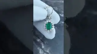 Серьги из белого золота с бриллиантами и изумрудами 585 пробы