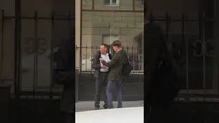 Мужчина отдал мне свой телефон