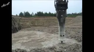 Работа экскаватора с гидромолотом H160Ds. Экскаватор CAT 345C.