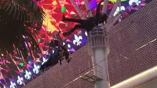 ANOTHER ONE WAITING TO BE RECUSED AT THE VEGAS FREEMONT STRIP  #theregoescynthia #vegas #zipline