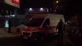 Как в Киеве пропускают скорую помощь, которая едет на ДТП с пострадавшими