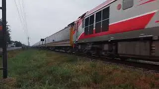 ด่วนพิเศษอุตราวิถีที่ 10 ผ่าแยกทางรถไฟเหมืองง่าครับ #การรถไฟแห่งประเทศไทย #รถไฟไทย #รถด่วนพิเศษ