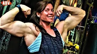 HUGE FEMALE BODYBUILDER JULIA, FBB BICEPS WORKOUT
