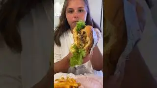 Самый вкусный бургер в Малайзии🍔 #куалалумпур #еда #мукбанг #KGB Burger #бургер #малазия #shorts