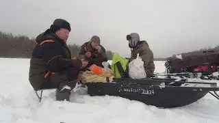 С трофеем справились  . Зимняя рыбалка на жерлицы . Поход на мотобуксировщиках .