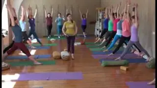 Вирабхадрасана 1 с Еленой Ульмасбаевой.