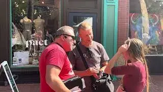 Boulder CO. Девушка принимает Новый Завет