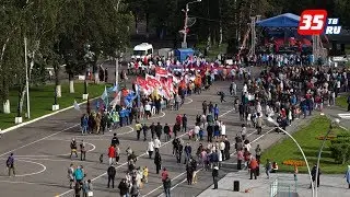 30 машин выстроили российский триколор в центре Вологды