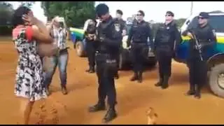 Policial pede namorada em casamento