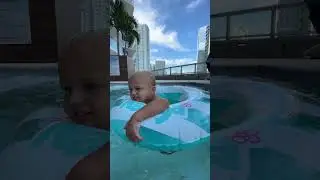 Милый малыш плавает в бассейне в надувным кругом. Короткое видео! 
