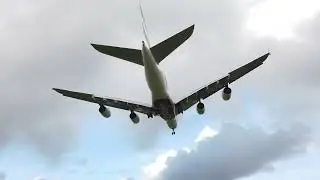 Посадка Airbus A380 авиакомпании Emirates.