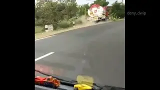 Viral Truk Tangki Pertamina Jatuh Ke Parit Karena Ngantuk!
