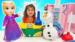 Oyuncak Frozen Elsa tıkanan duş giderini açıyor! Kız ve erkek çocuklar için oyun videoları