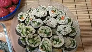 Сыроедческие роллы и соус Гуакамоле