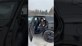 На заднем диване кроссовера 