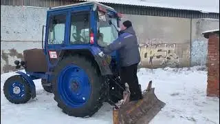 Трактор МтЗ 80 ,равняет дорогу ,чтобы люди могли ездить спокойно по своей местности
