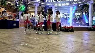 Dgirl pentas dance di Living World Alam Sutra
