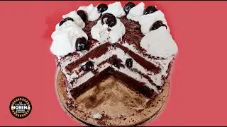 Torta al cioccolato, panna e amarene