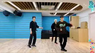 DanceRacha придумали Хореографию к Astronaut во время трансляции - vlive.290420.300420