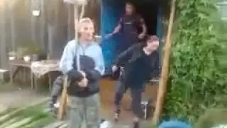 Дал  лопатой по лицу )))))18+