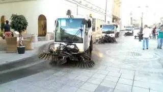 Уборка Никольской улицы в Москве