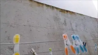 Tirando o limo / mofo do muro.