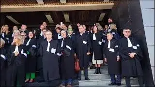 FOTO/VIDEO: Protest al avocaţilor din Galaţi, cu ambulanţa la scară