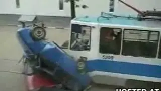 bonde destrói carros